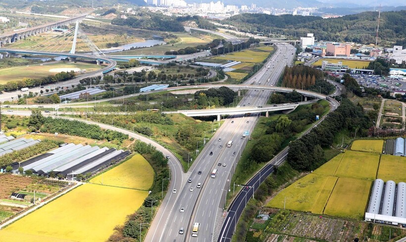 Hiện tại, đường cao tốc Gyeongbu vẫn được nhắc đến như biểu tượng cho tinh thần vượt khó, tự cường và niềm tự hào xứ kim chi (Ảnh: JoongAng Ilbo)