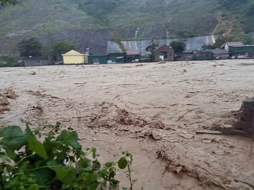 Nước lũ cuồn cuộn đổ về xã Mường Xén (tỉnh Nghệ An). Ảnh: Lao Động