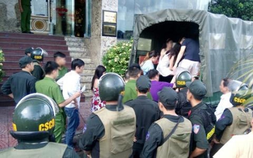 Lực lượng Công an đang đưa các dân chơi tại quán Ruby về trụ sở. Ảnh: Công an Nhân dân