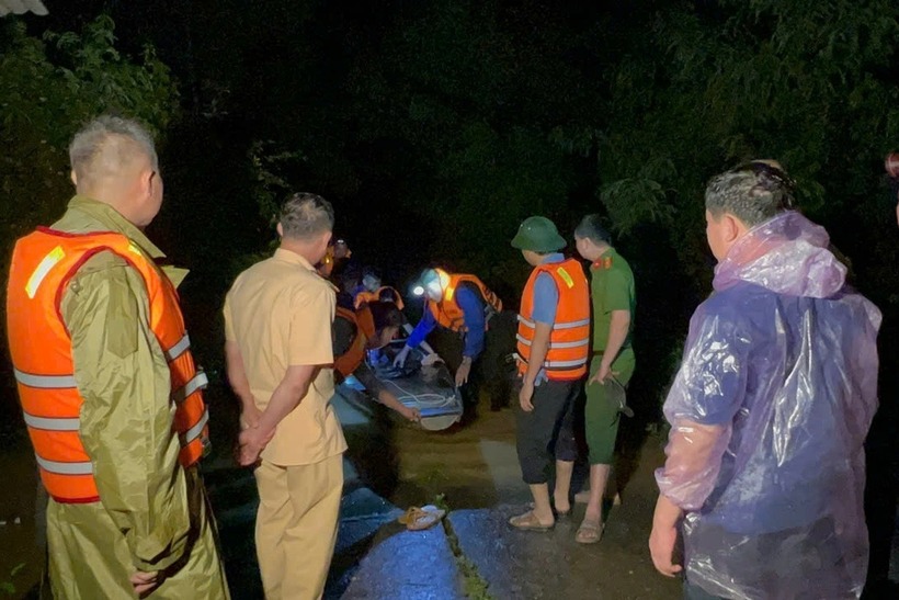 Chính quyền xã Con Cuông cả đêm vận động người dân ra khỏi vùng nước ngập (Ảnh: Lê Vi). (Ảnh: Dân Việt)