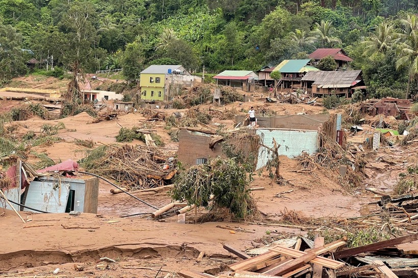 Một bản làng tại Nghệ An sau mưa lũ. Ảnh: Tiền Phong.