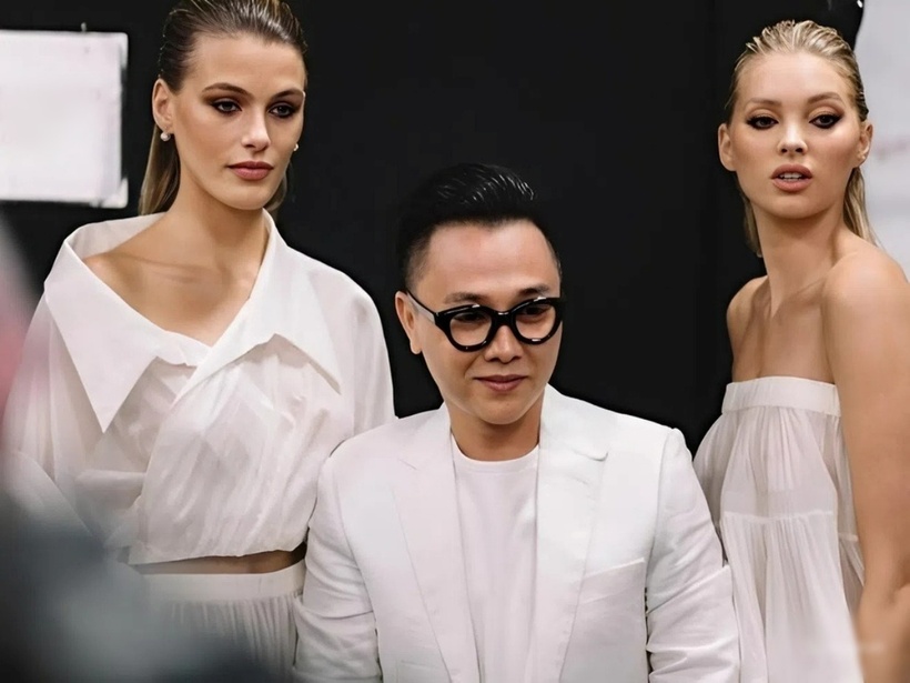 Người mẫu, thiên thần nội y Victoria's Secret Elsa Hosk (bìa phải) làm vedette cho show của nhà thiết kế Công Trí, tổ chức ở Mỹ vào năm 2019. Ảnh: Dân Trí