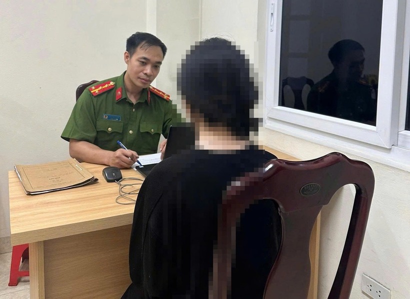 Nữ sinh bị "bắt cóc online" trình báo cơ quan công an. Ảnh: Tiền phong