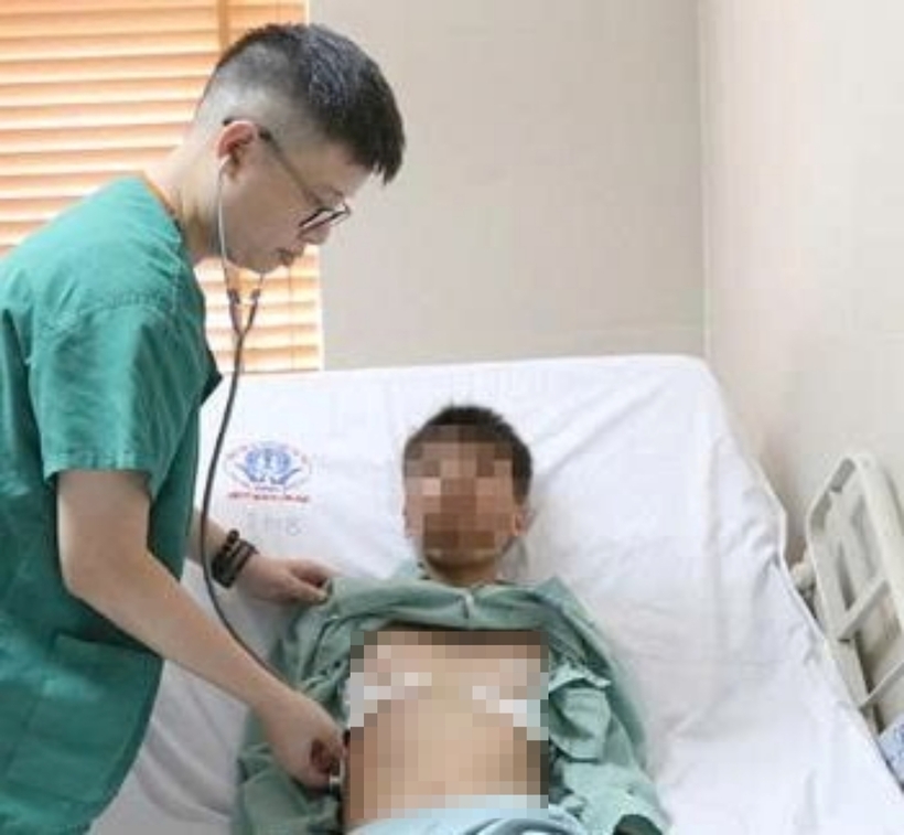 Bác sĩ kiểm tra sức khỏe cho bệnh nhi sau phẫu thuật. Ảnh: Sức Khỏe & Đời Sống