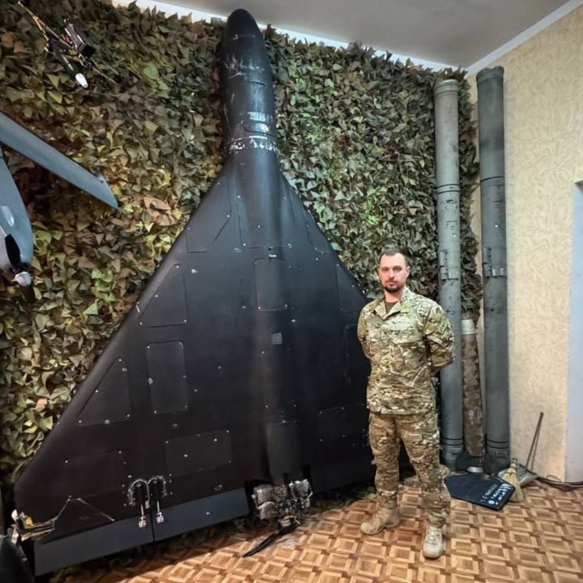 Một người lính Ukraine đứng cạnh một máy bay không người lái của Nga bị bắn hạ. Ảnh: Paul Angelsky