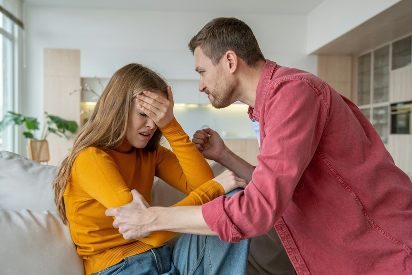 Nếu bạn muốn thảo luận về sự phản bội một cách gián tiếp, bạn có thể hỏi bạn đời về các mối quan hệ trước đây.