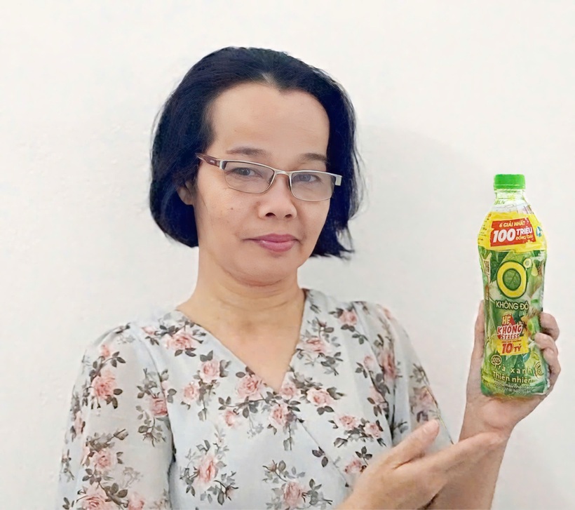 Chị Nguyễn Thị Kim Loan là khách hàng tiếp theo trúng giải Nhì là 1 voucher trị giá 20 triệu đồng nhờ giải nhiệt, giảm căng thẳng với Trà Xanh Không Độ.