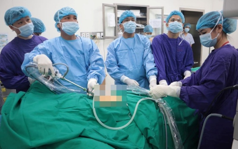 Ê kíp bác sĩ tiến hành phẫu thuật tiết niệu cho bệnh nhân. Ảnh: Người đưa tin.