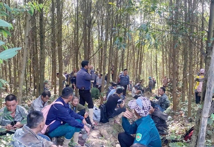 Thời điểm lực lượng chức năng và người dân tổ chức tìm kiếm anh H. mất tích. (Ảnh: Người lao động)