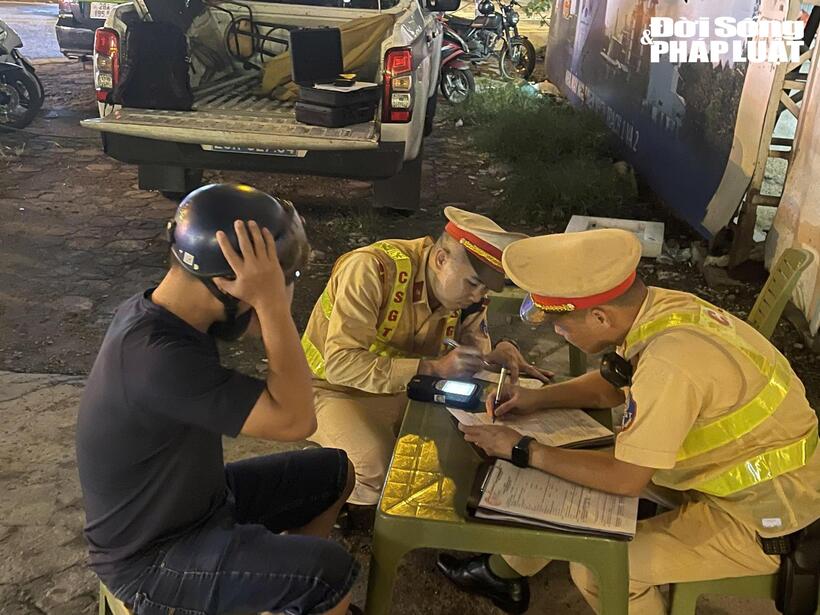 Tổ công tác thực hiện việc kiểm soát nồng độ cồn tại nút giao Ngụy Như Kon Tum - Nguyễn Tuân.