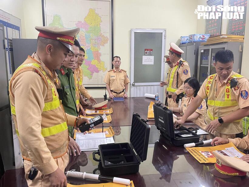 Các cán bộ, chiến sĩ CSGT chuẩn bị đầy đủ trang thiết bị nghiệp vụ theo đúng điều lệnh.