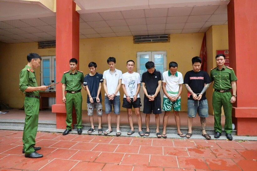 Các đối tượng liên quan đến vụ án tại cơ quan công an.