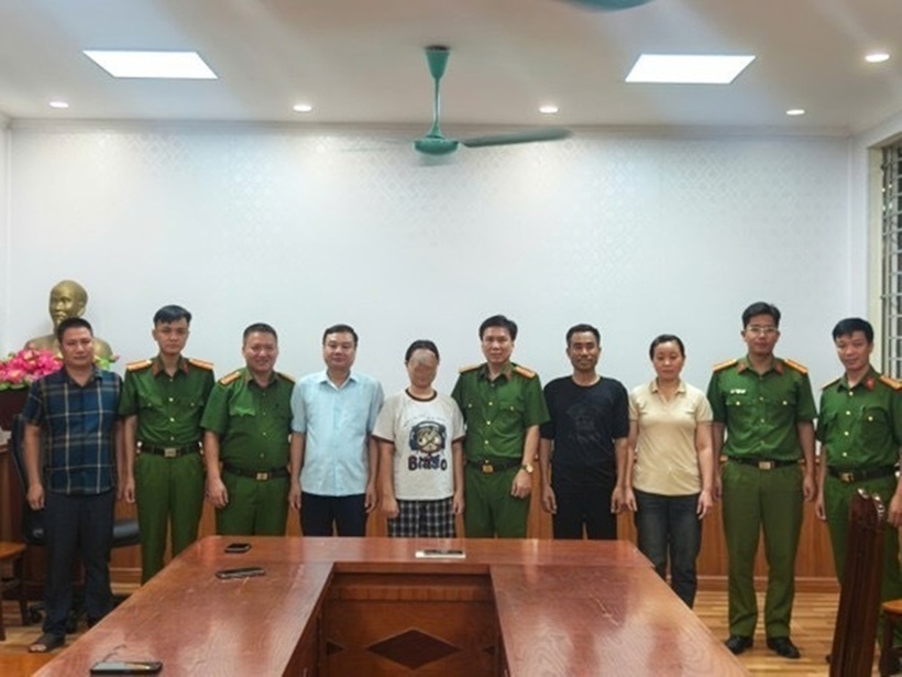 Công an bàn giao P. (áo trắng) cho gia đình. Ảnh: Báo Xây dựng.