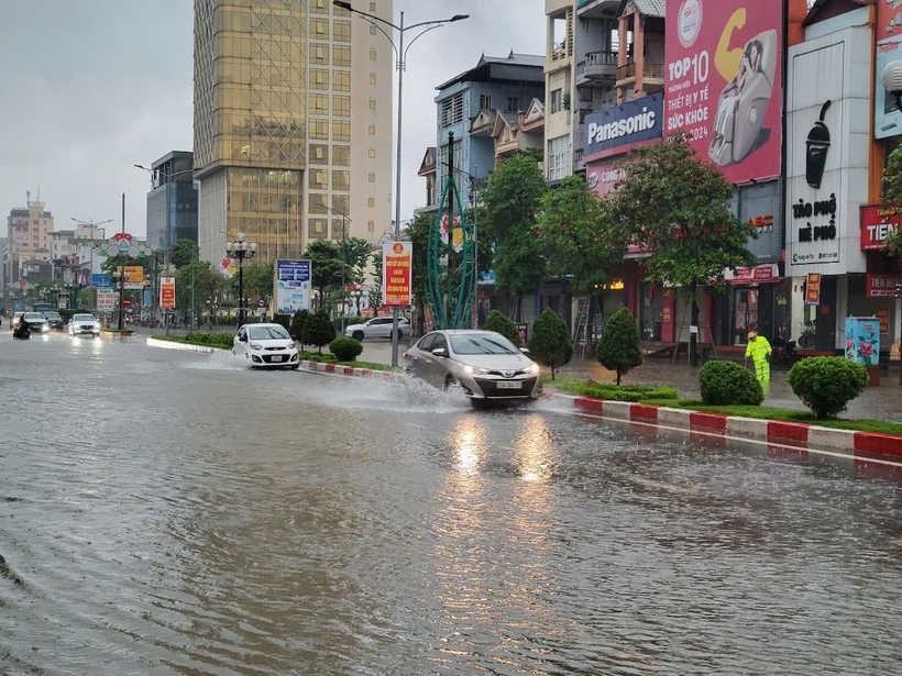Đường Hoàng Văn Thụ (phường Phan Đình Phùng, tỉnh Thái Nguyên) ngập úng sau cơn mưa lớn
