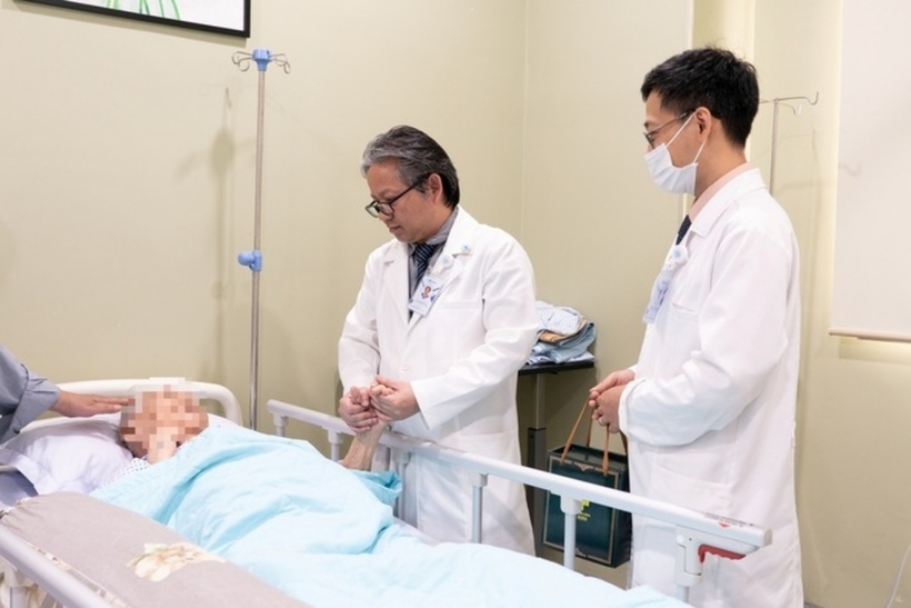 Bác sĩ thăm khám cho người bệnh sau phẫu thuật. Ảnh: Người Lao Động