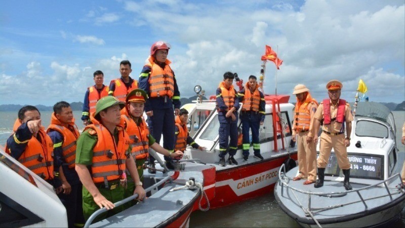 Đại tá Lê Hồng Vân, Phó Giám đốc Công an tỉnh Quảng Ninh (ngoài cùng bên trái) ra hiện trường chỉ đạo, động viên các lực lượng tìm kiếm 2 nạn nhân mất tích vụ lật tàu Vịnh Xanh 58. Ảnh: TTXVN