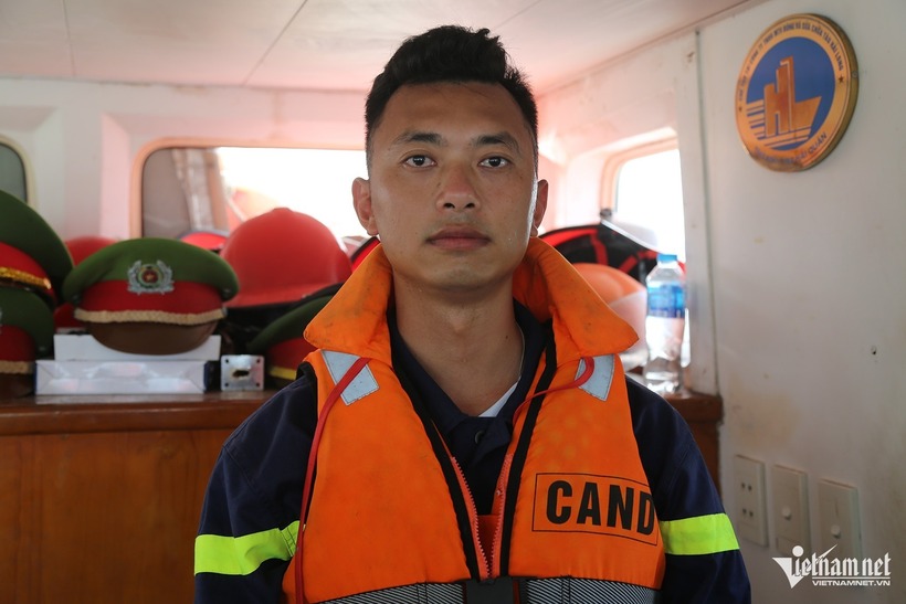 Trung úy Nguyễn Văn Nhất là người cùng Thượng úy Tuấn cứu cháu bé 10 tuổi ra khỏi tàu Vịnh Xanh 58. Ảnh: VietNamnet