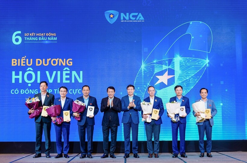 Phó Tổng Giám đốc PV GAS – Huỳnh Quang Hải vinh dự được Chủ tịch Hiệp hội An ninh mạng quốc gia – Đại tướng Lương Tam Quang biểu dương tại Hội nghị.