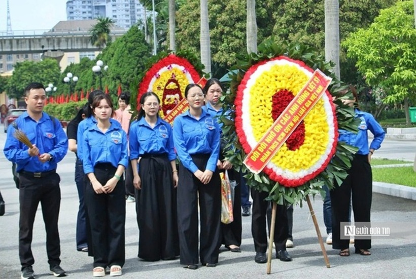 Đoàn Thanh niên cơ quan Trung ương Hội Luật gia Việt Nam đã dâng hương tưởng niệm các anh hùng liệt sĩ tại Nghĩa trang Mai Dịch.