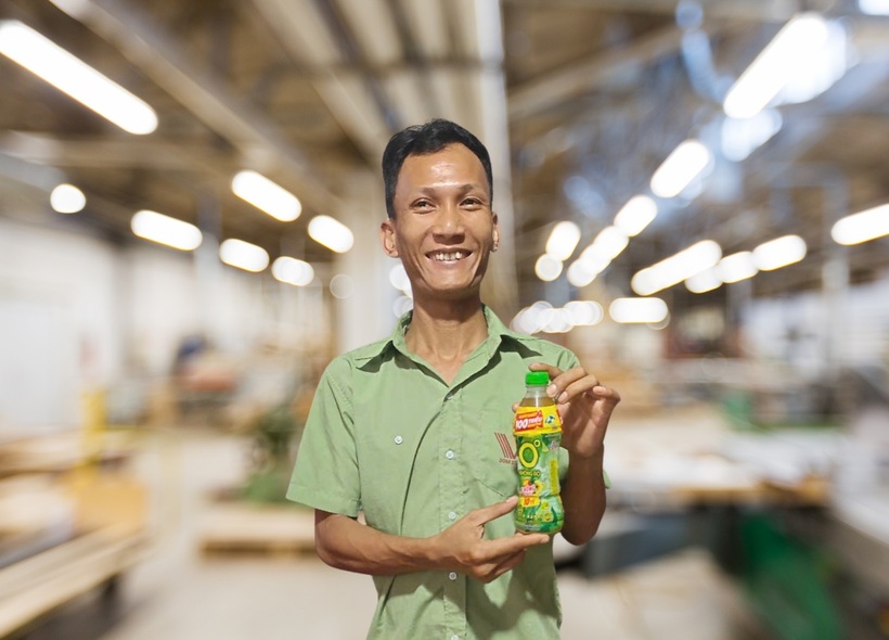 Anh Nguyễn Xuân Trung là khách hàng đầu tiên được xác nhận trúng 100 triệu đồng trong chương trình khuyến mãi “Không Độ, hè không stress” năm nay nhờ giải nhiệt, giảm căng thẳng mỗi ngày với Trà Xanh Không Độ.