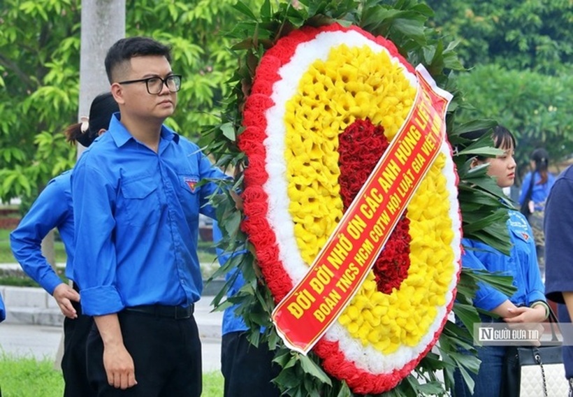 Tuổi trẻ hôm nay lớn lên trong hòa bình, dưới bóng cờ Tổ quốc, không thể nào quên những hy sinh to lớn của các anh hùng liệt sĩ – những người đã ngã xuống vì nền độc lập, tự do của dân tộc