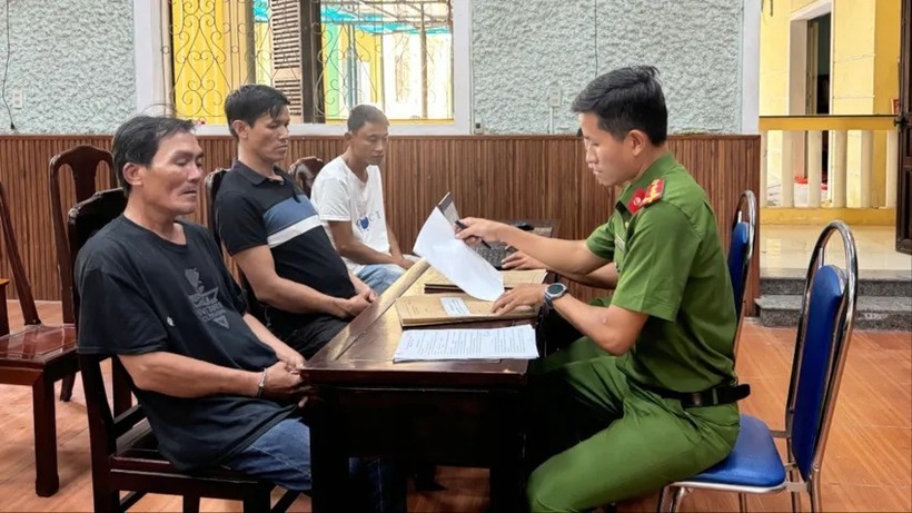 Ba đối tượng trộm cây cảnh tại cơ quan công an. Ảnh: PLO.