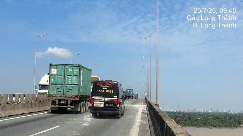 Lúc 9h30 hôm nay (25/7), tuyến cao tốc trên đã chính thức thông xe trở lại hoàn toàn, sau nhiều ngày thi công sửa chữa khe co giãn cầu Long Thành