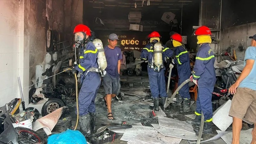 Cháy cửa hàng xe máy điện ở Huế. (Ảnh: PLO)