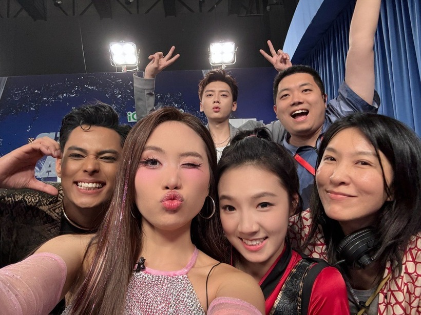 Phương Mỹ Chi cùng các thí sinh trong chương trình. Ảnh: Dân Trí