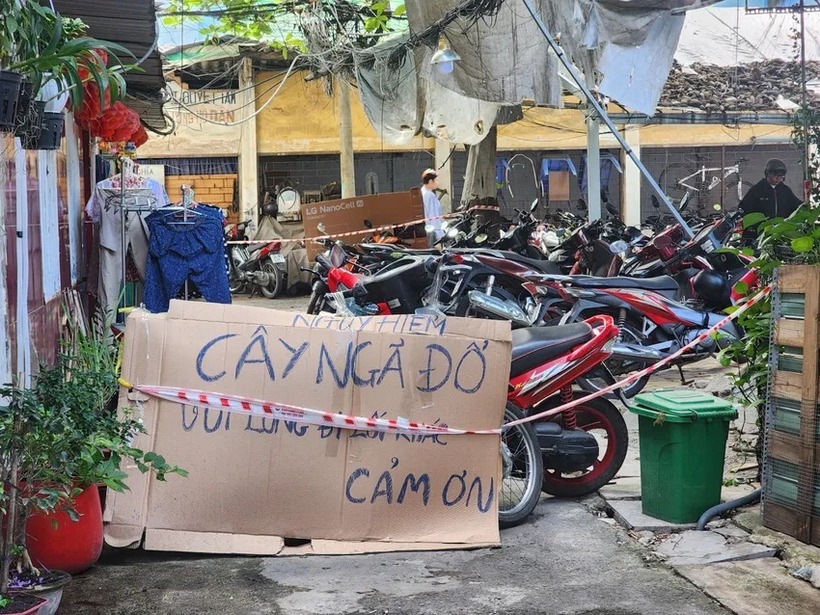 Người dân căng dây và viết cảnh báo nguy hiểm để người dân trong khu vực cảnh giác. (Ảnh: PLO)