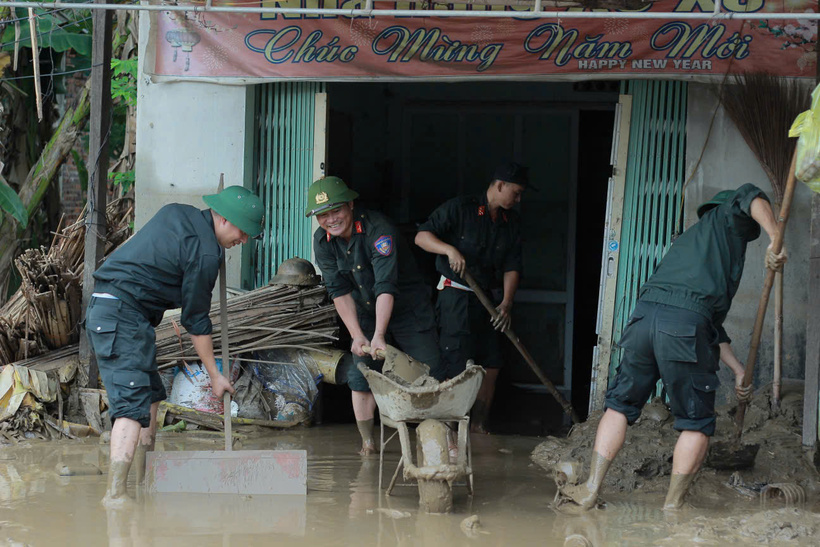 CSCĐ xuống vùng lũ Nghệ An lội bùn, giúp dân khắc phục hậu quả - 2