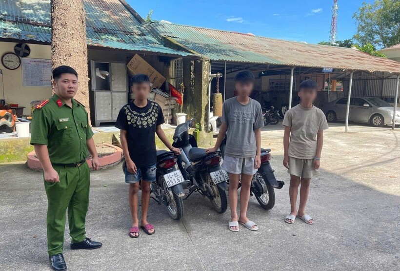 Nhóm thanh niên tại cơ quan công an.