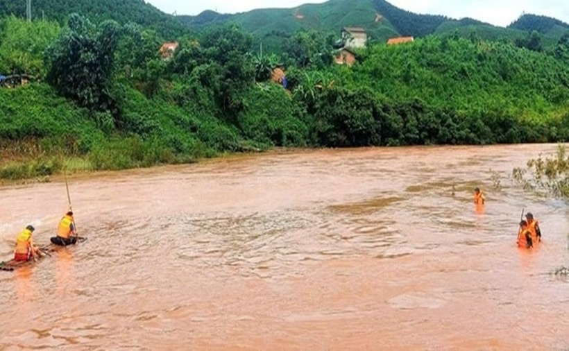 Cán bộ, chiến sĩ Ban Chỉ huy phòng thủ khu vực 2 - Bình Liêu (Bộ CHQS tỉnh Quảng Ninh) tích cực phối hợp với các lực lượng tham gia tìm thấy thi thể cháu bé bị lũ cuốn trôi. (Ảnh: Lao động)