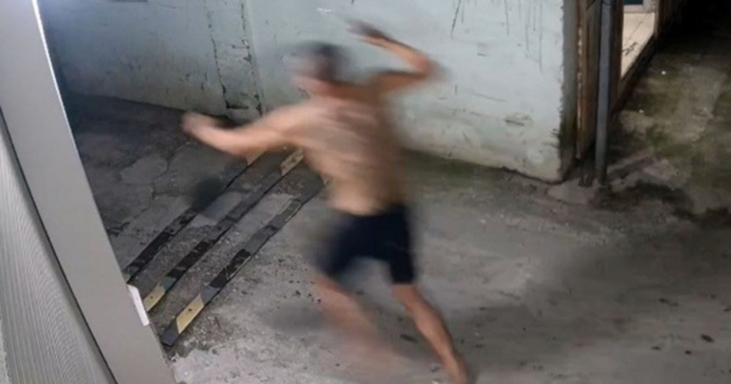 Người đàn ông nổ súng vào công an khi bị kiểm tra hành chính. (Ảnh cắt từ clip)