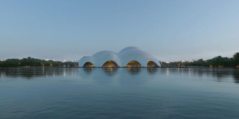 Mái vòm nhà hát Opera Hà Nội trên mặt nước Hồ Tây