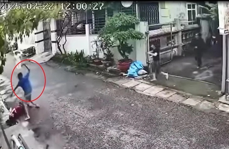 Đỗ Văn Hiến cầm dao chém con gái. (Ảnh: Tuổi trẻ)