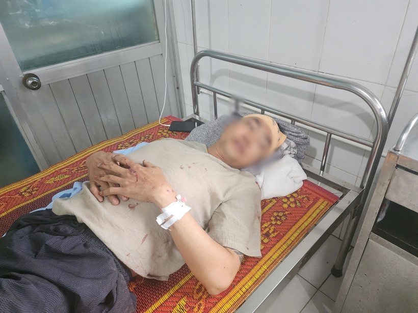 Anh Tr. ám ảnh phút nhìn thấy xe đè lên vợ, hiện chưa rõ sức khỏe vợ ra sao. (Ảnh: Báo Xây dựng)