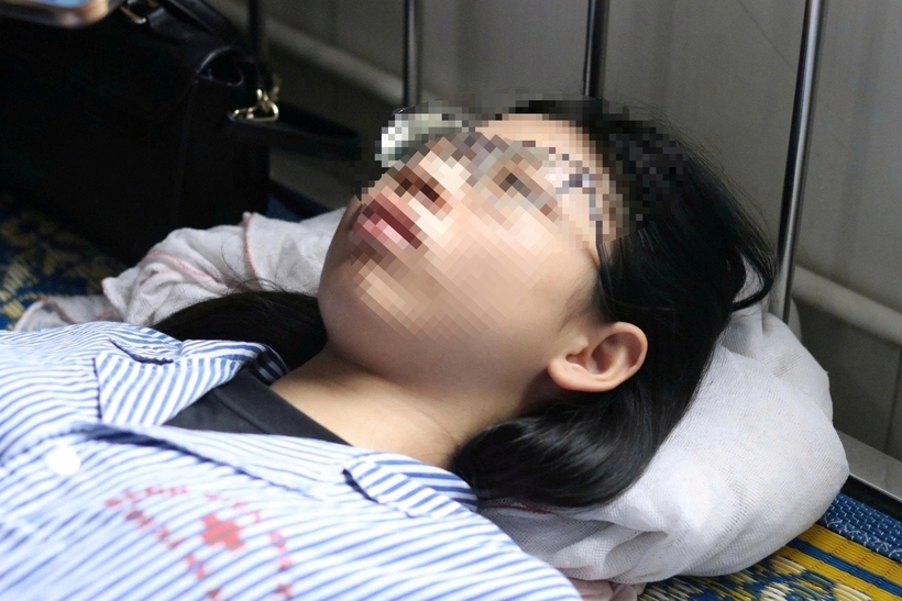 Nữ sinh đang điều trị tại Bệnh viện Đa khoa khu vực Kỳ Anh (tỉnh Hà Tĩnh). Ảnh: Dân Trí