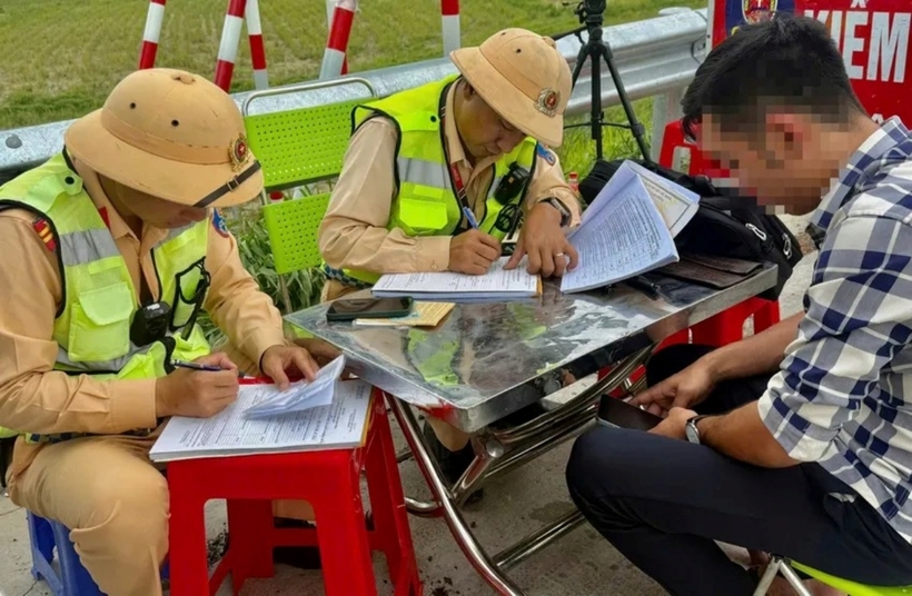 Tài xế chỉ có giấy phép lái xe hạng B2 nhưng lại lái xe khách đến 29 chỗ ngồi. Ảnh: Pháp Luật TP.HCM