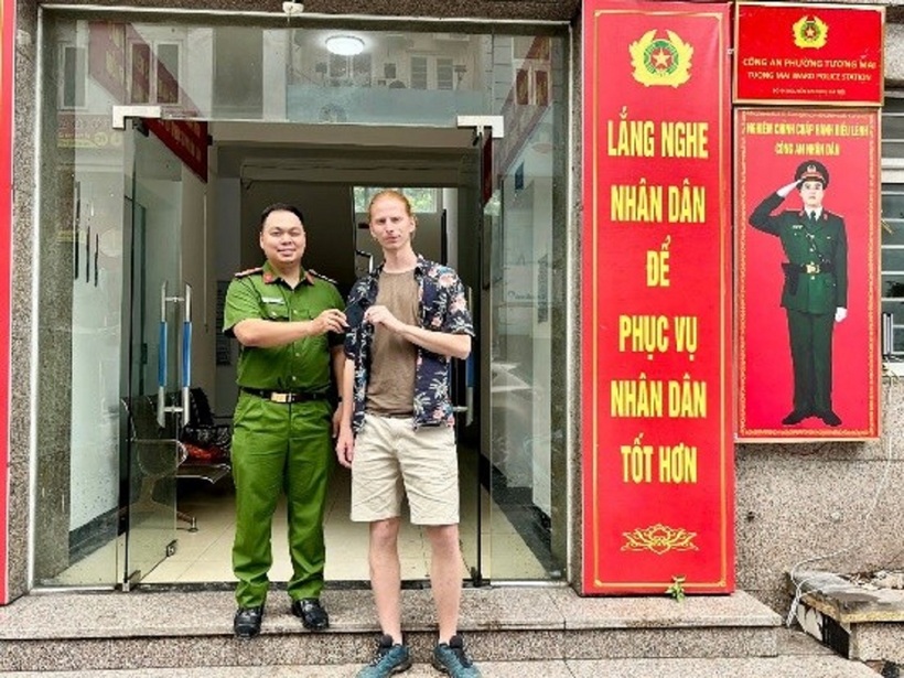 Anh Adam Faldus nhận lại tài sản tại Công an phường Tương Mai. Ảnh: An ninh thủ đô