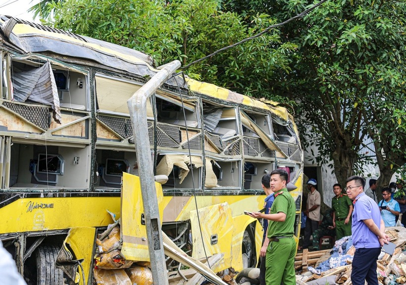Hiện trường vụ lật xe khách. Ảnh: Tiền Phong