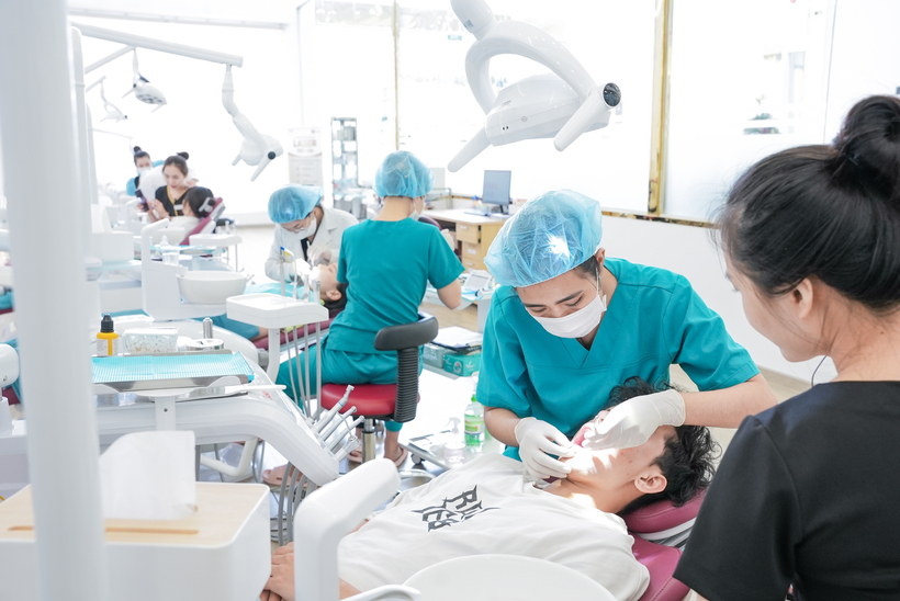 Các bác sĩ cảnh báo tình trạng chỉnh nha sai cách biến chứng sẽ khôn lường. Ảnh: BSCC