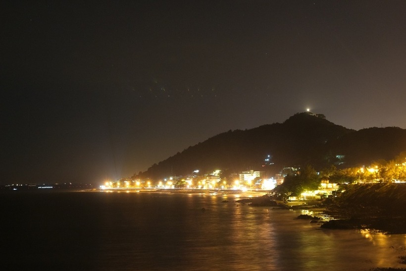 Từ Mũi Nghinh Phong ngắm Vũng Tàu về đêm. Ảnh: VnExpress