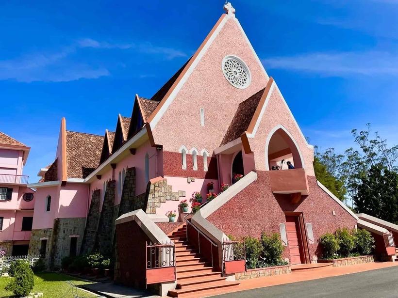 Nhà thờ được xây dựng theo phong cách châu Âu thế kỷ 17, nhưng lại có sự kết hợp tinh tế với kiến trúc dân gian Việt Nam. Đặc biệt, hệ thống mái nhà thờ có hình dáng tựa như nhà rông của đồng bào dân tộc Tây Nguyên, tạo nên một nét rất riêng biệt.