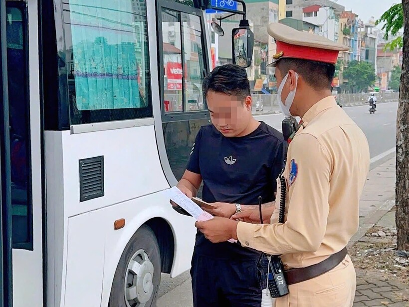 Tổ công tác Đội CSGT đường bộ số 14 xử lý vi phạm trên tuyến Giải Phóng.