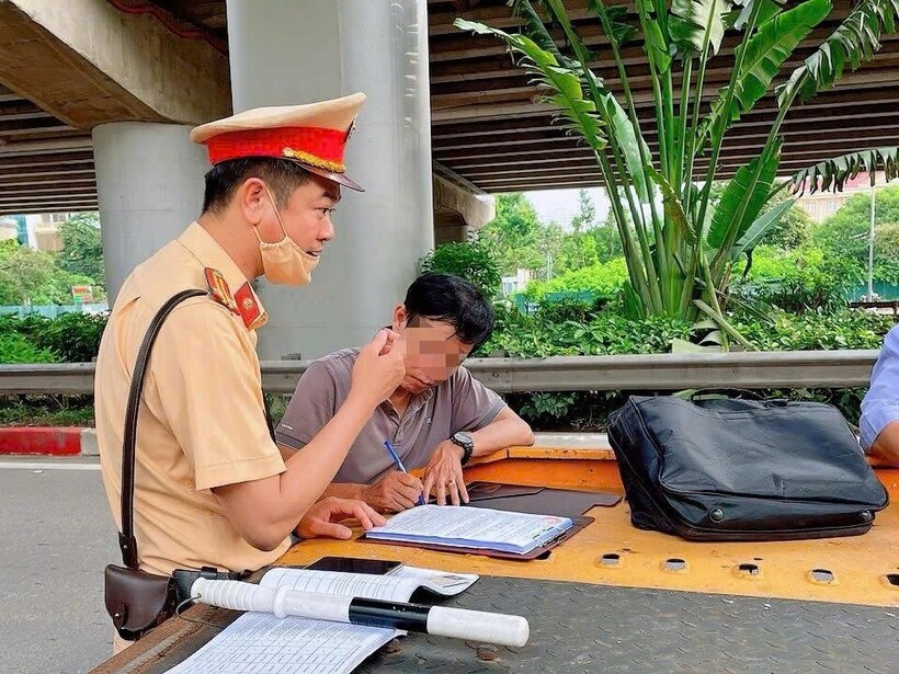 CSGT lập biên bản tài xế vi phạm.