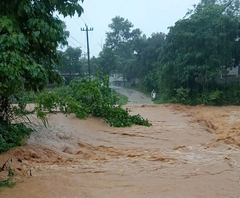 Mưa lớn đã khiến mực nước tại các ngầm tràn trên tuyến đường dâng cao, chảy xiết. Ảnh: Báo Thanh niên.