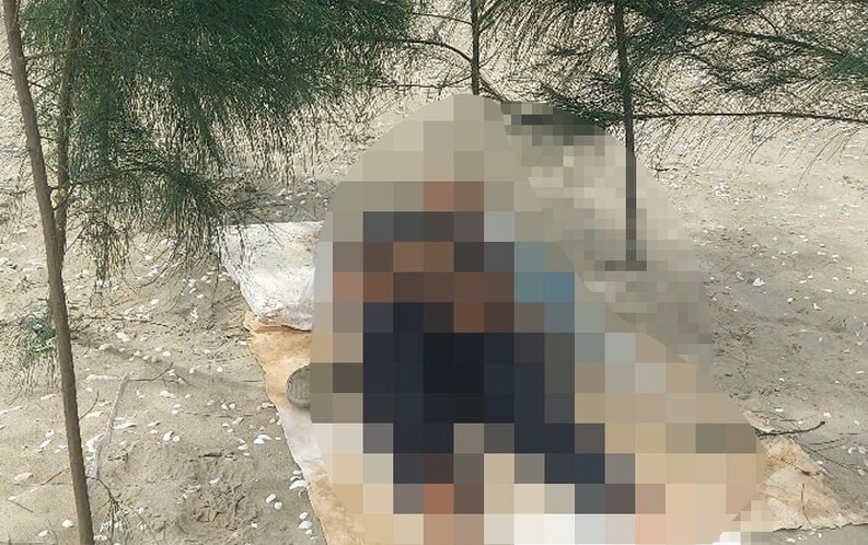 Thi thể người đàn ông được phát hiện tại bờ biển thôn Quang Trung (xã Lộc Hà). Ảnh: Báo Hà Tĩnh