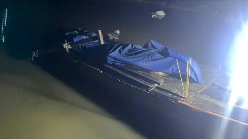 Thi thể người đàn ông được đưa vào bờ. Ảnh: Pháp luật TP.HCM