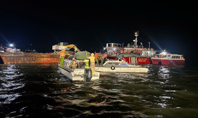 Các lực lượng tổ chức tìm kiếm nạn nhân tối 19/7. Ảnh: VnExpress